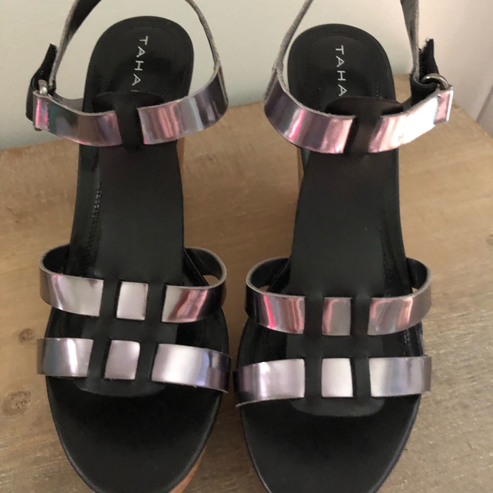 Tahari NWOT gladiator wedge size 8